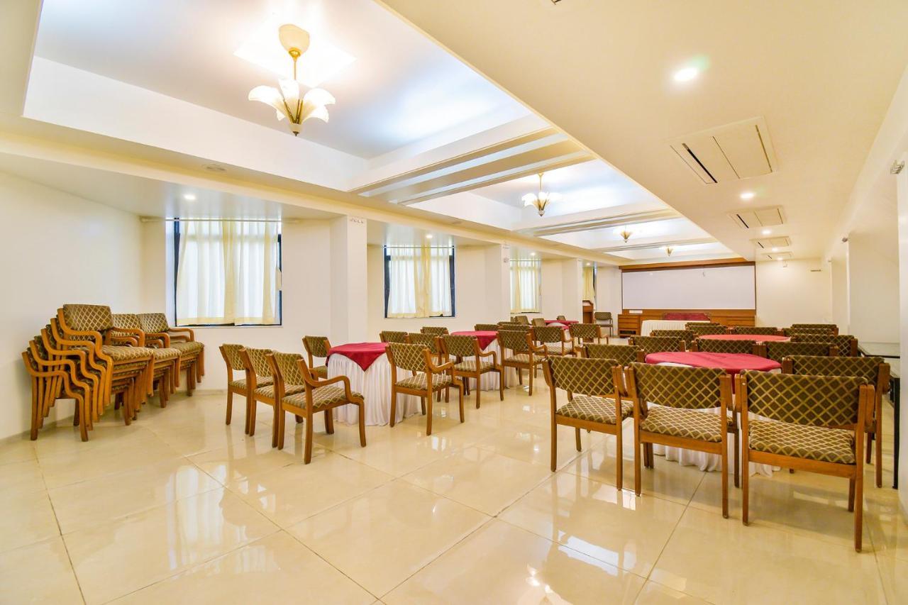 Hotel Ashish Plaza Пуна Экстерьер фото