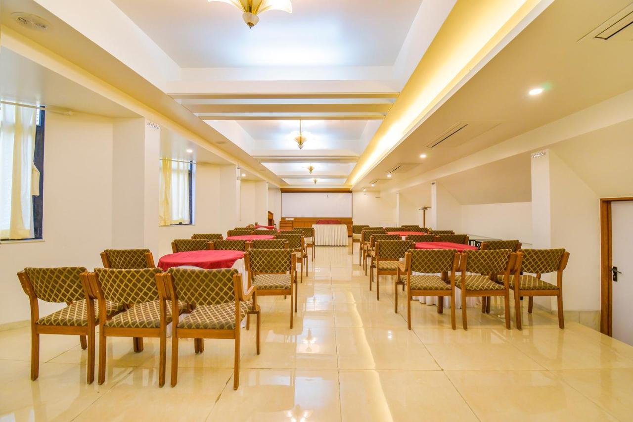 Hotel Ashish Plaza Пуна Экстерьер фото