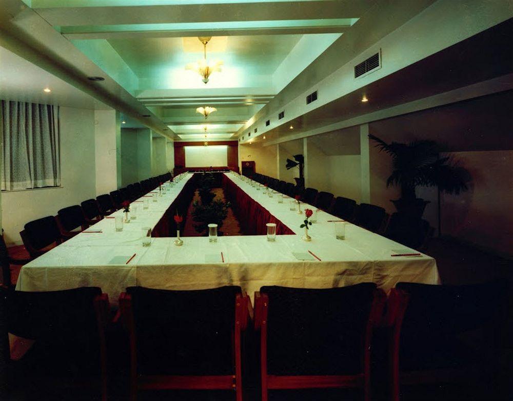 Hotel Ashish Plaza Пуна Экстерьер фото