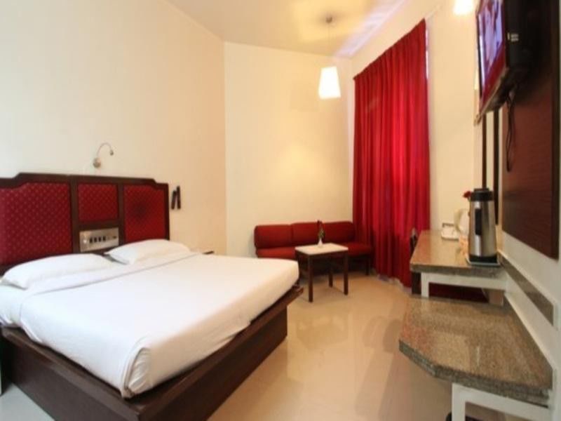 Hotel Ashish Plaza Пуна Экстерьер фото