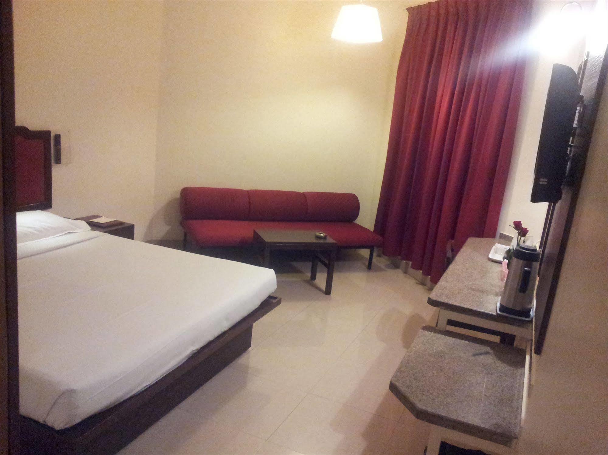 Hotel Ashish Plaza Пуна Экстерьер фото