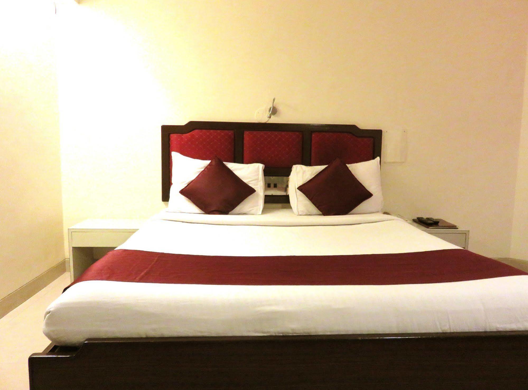 Hotel Ashish Plaza Пуна Экстерьер фото